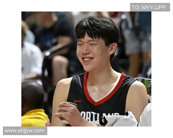 小球迷场边收获惊喜杨瀚森亲赠签名球鞋幸福时刻引全场欢呼 小球迷场边收获惊喜杨瀚森亲赠签名球鞋幸福时刻引全场欢呼